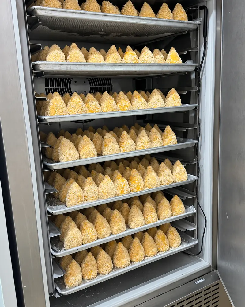 Coxinhas cruas dispostas em bandejas dentro do ultracongelador da Rôof